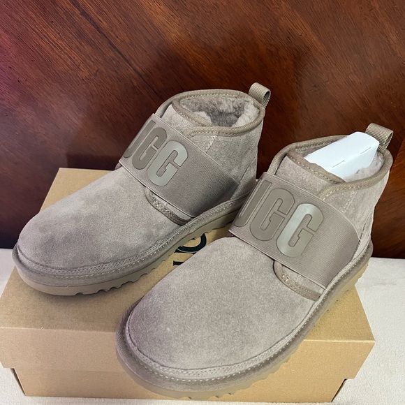 - Uggs Women - Picture 2 of 5